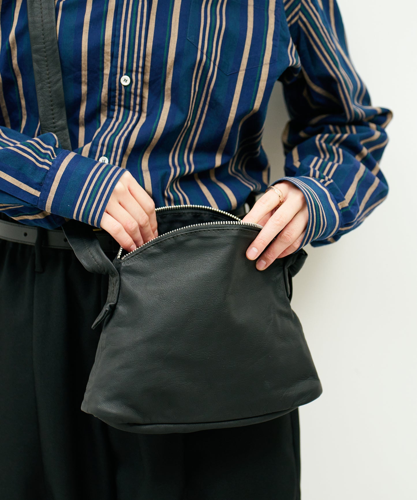 #11/ Arch Zip 單肩包（黑色）/ 山羊皮“BARE”