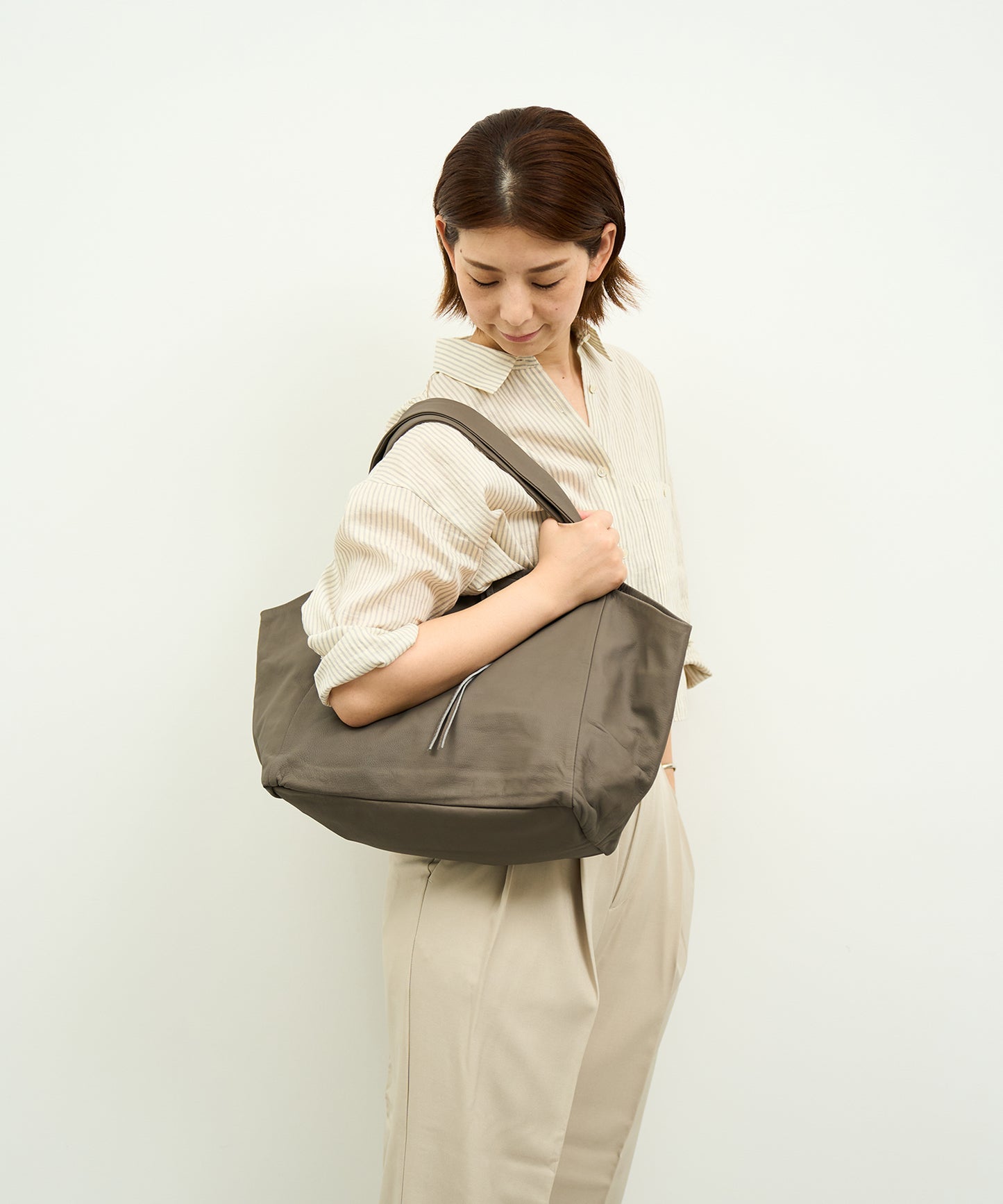 #11b / Dachs tote bag M (greige) / goatskin "BARE"