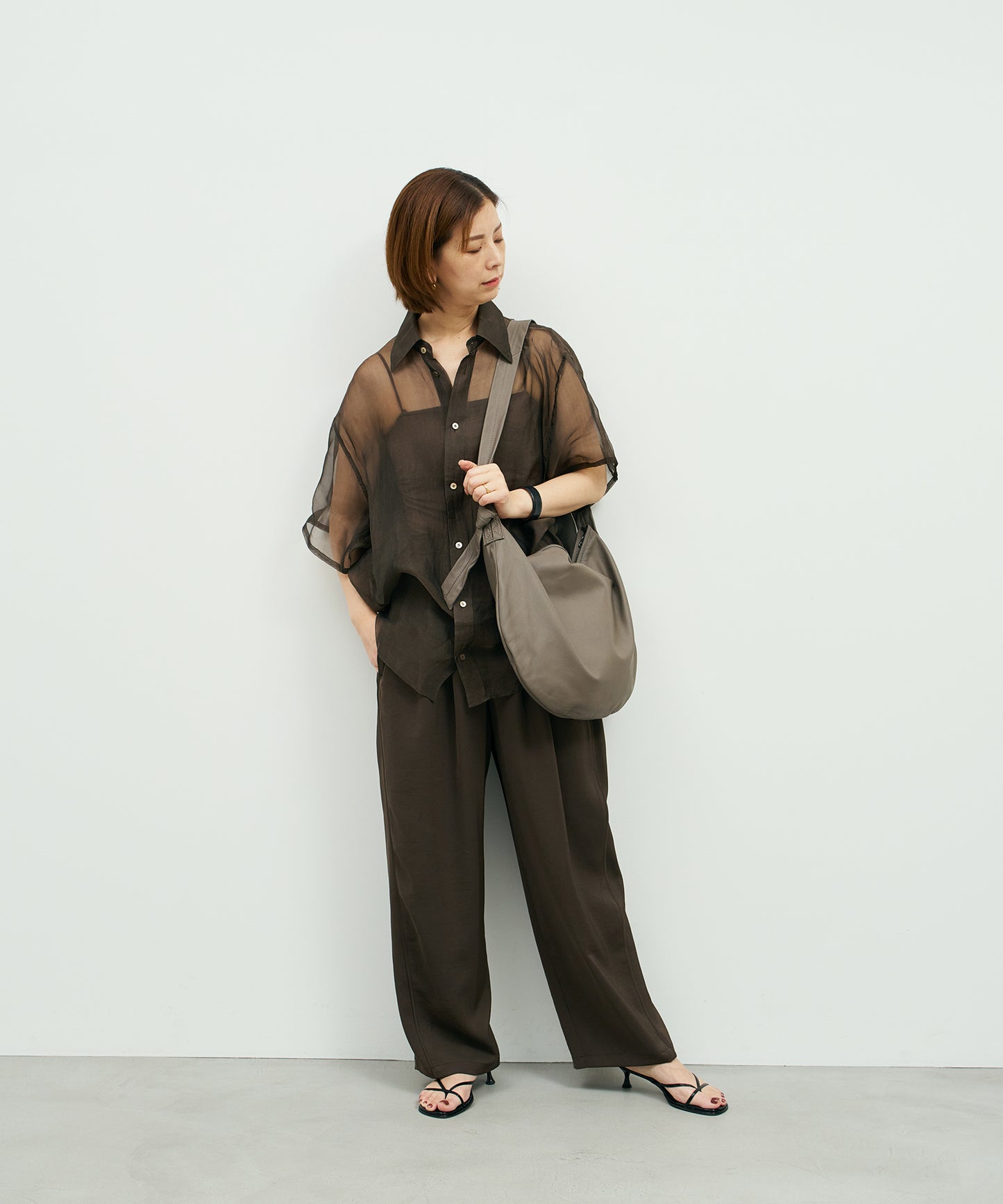 Zip circle shoulder bag M - Greige / goatskin Bare