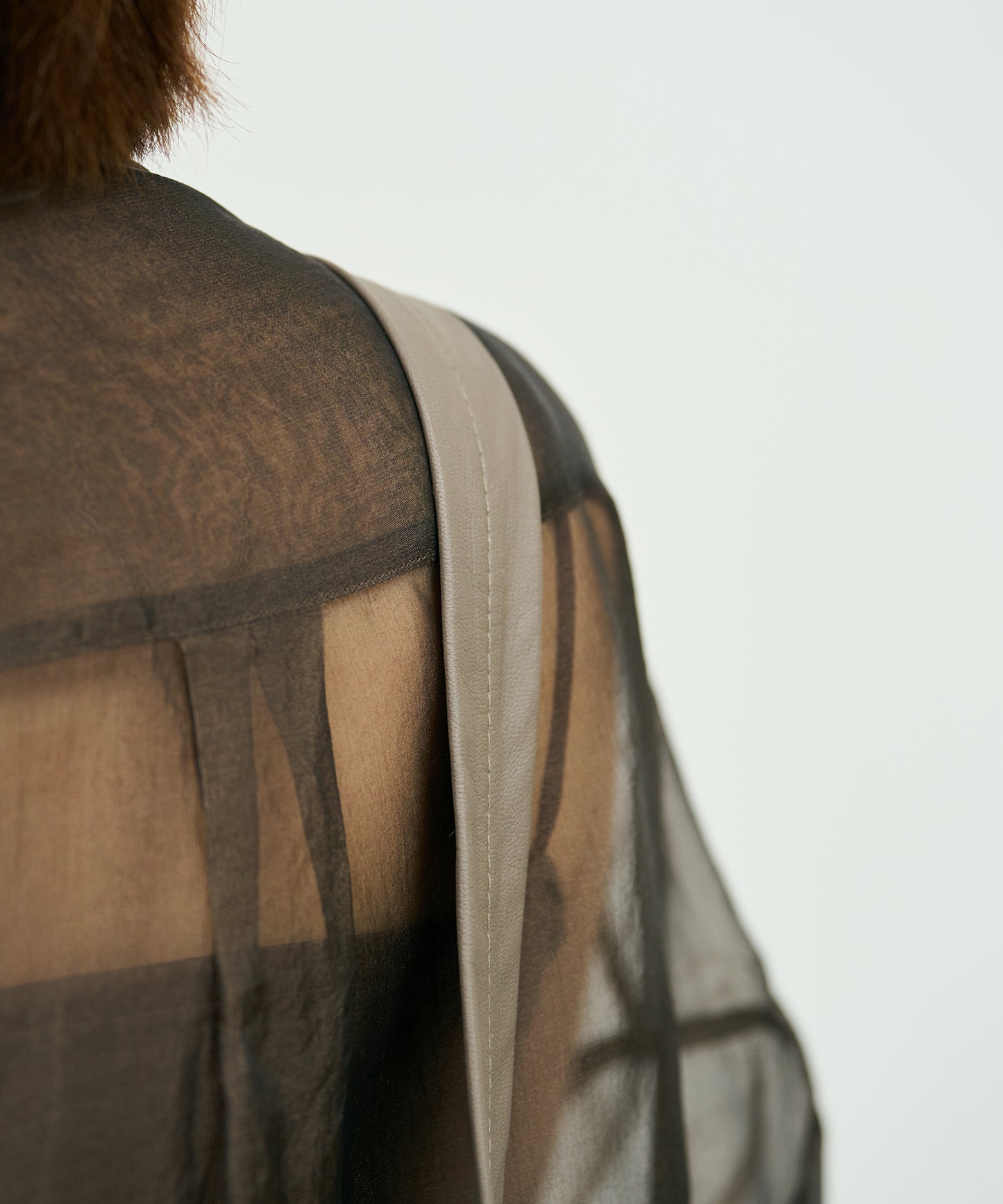 Zip circle shoulder bag M - Greige / goatskin Bare
