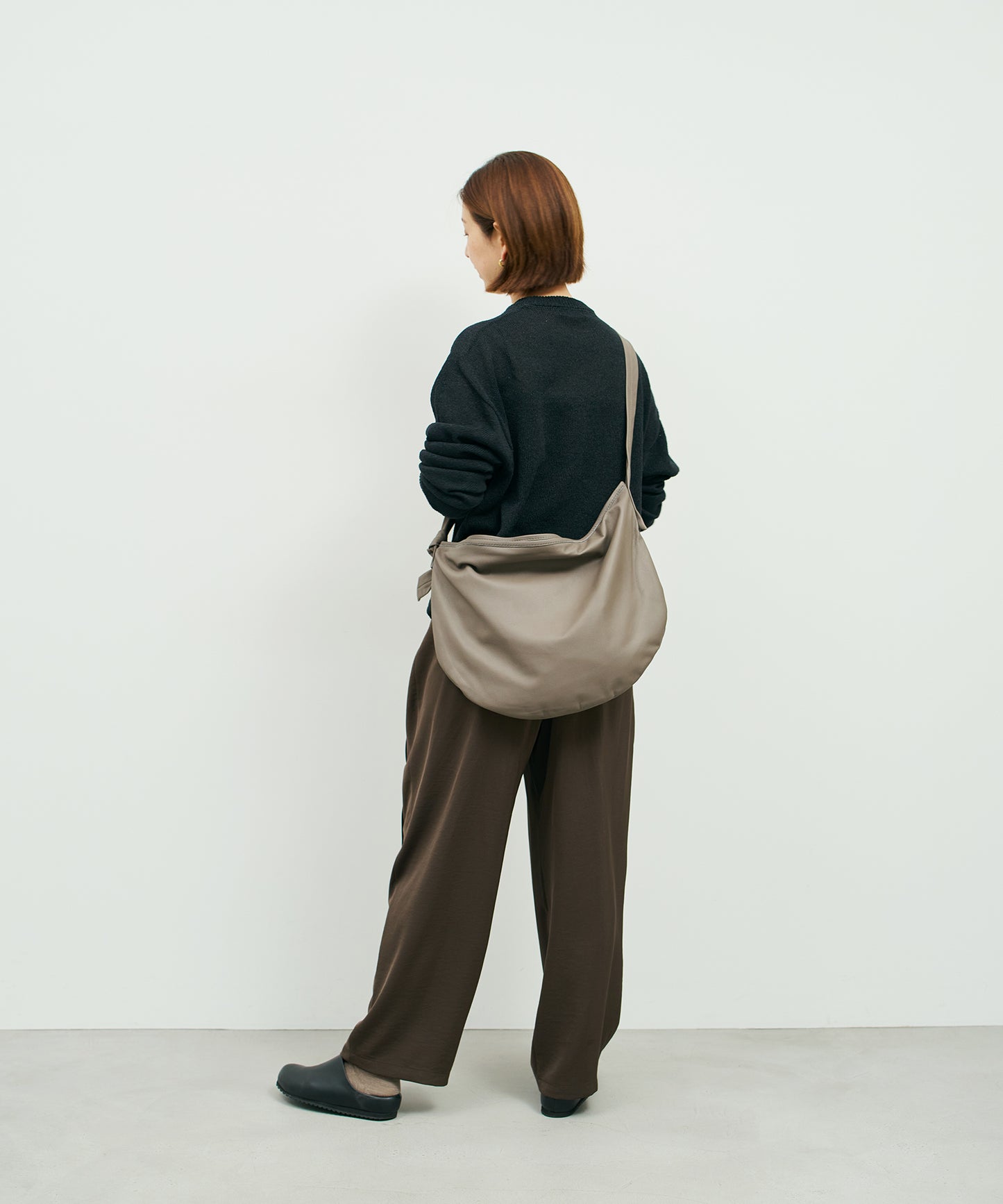 Zip circle shoulder bag M - Greige / goatskin Bare