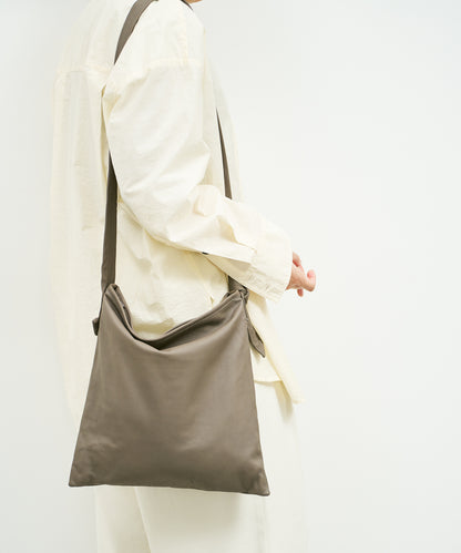 Zip square shoulder bag S - Greige / goatskin Bare