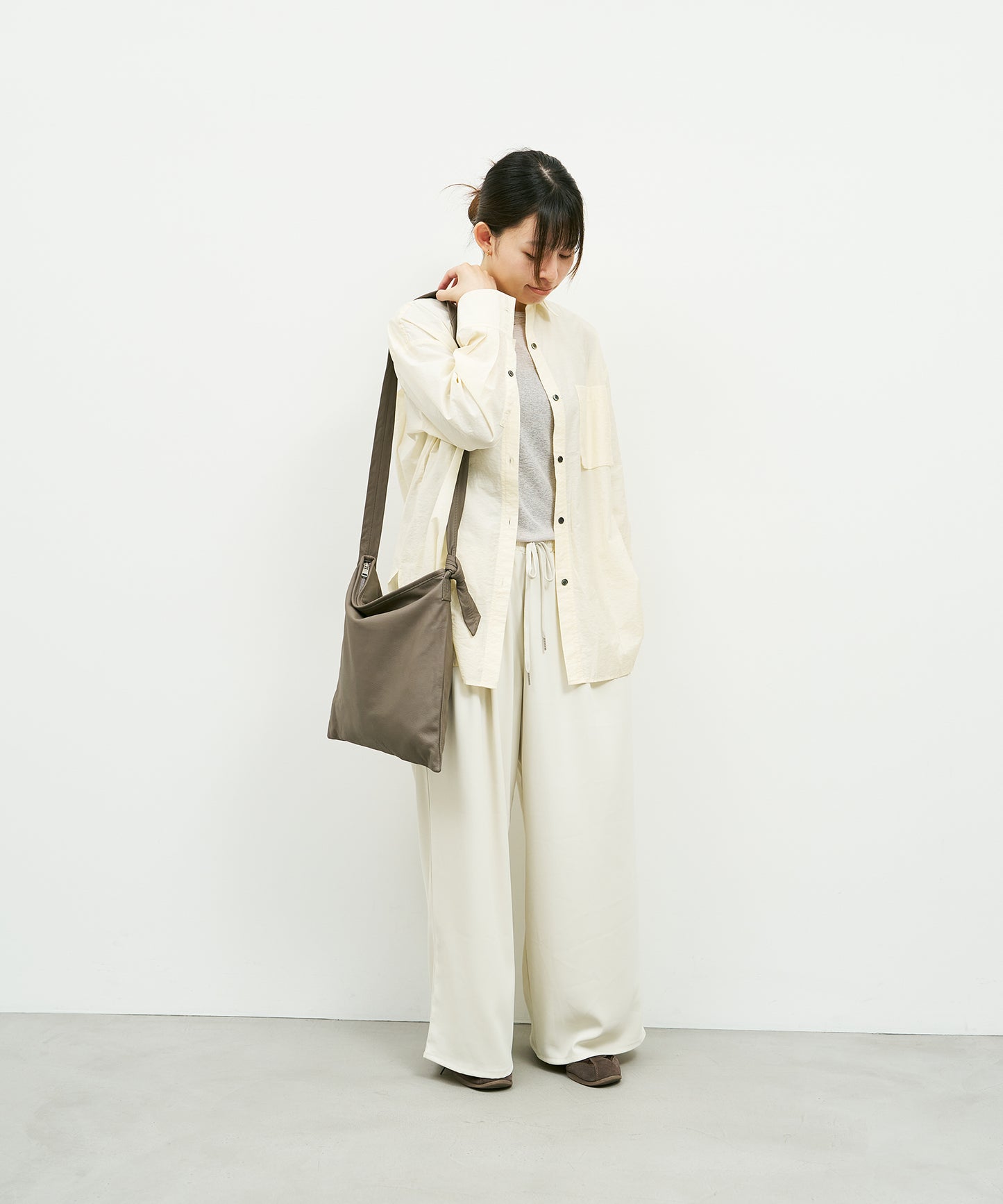 Zip square shoulder bag S - Greige / goatskin Bare