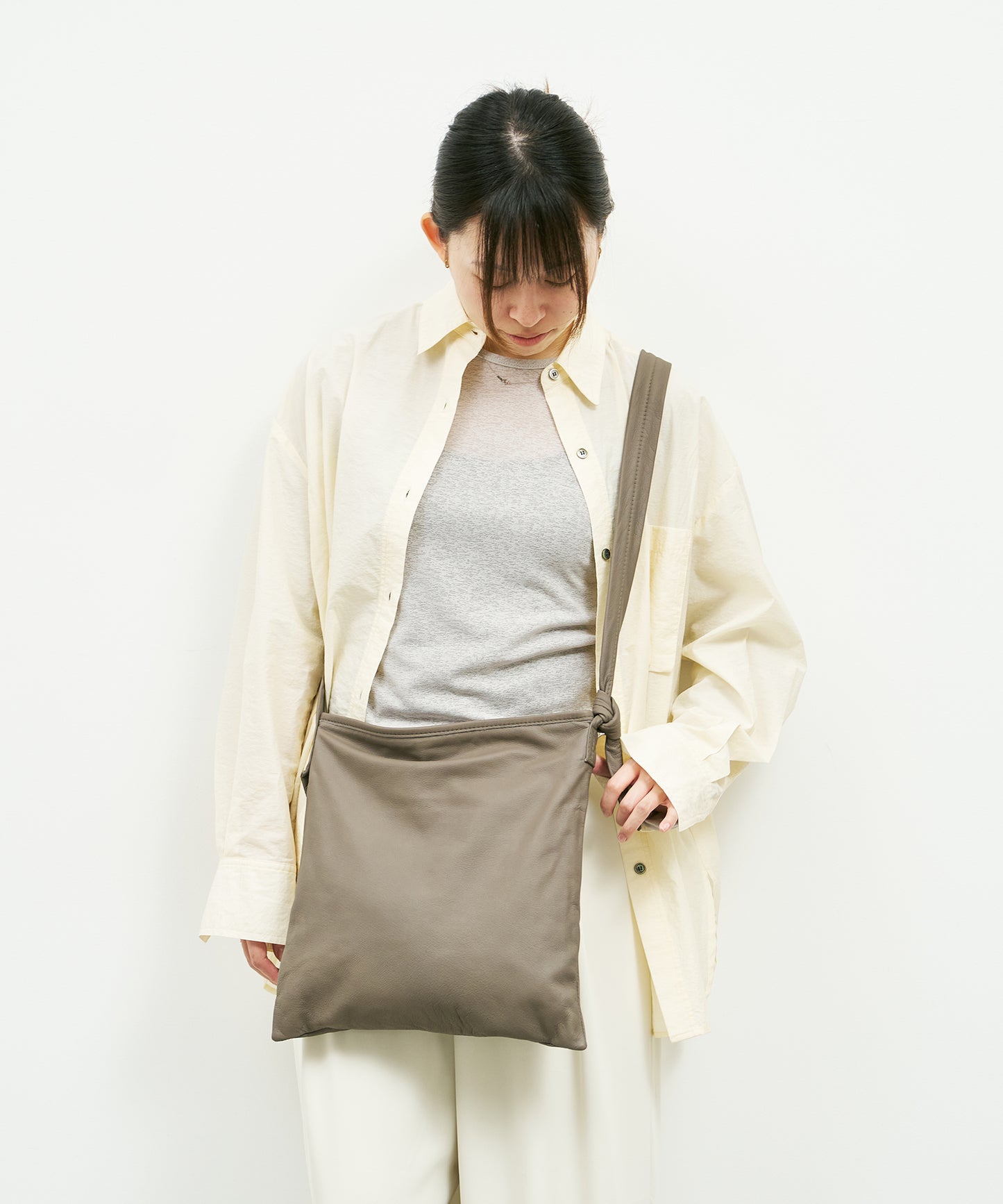 Zip square shoulder bag S - Greige / goatskin Bare