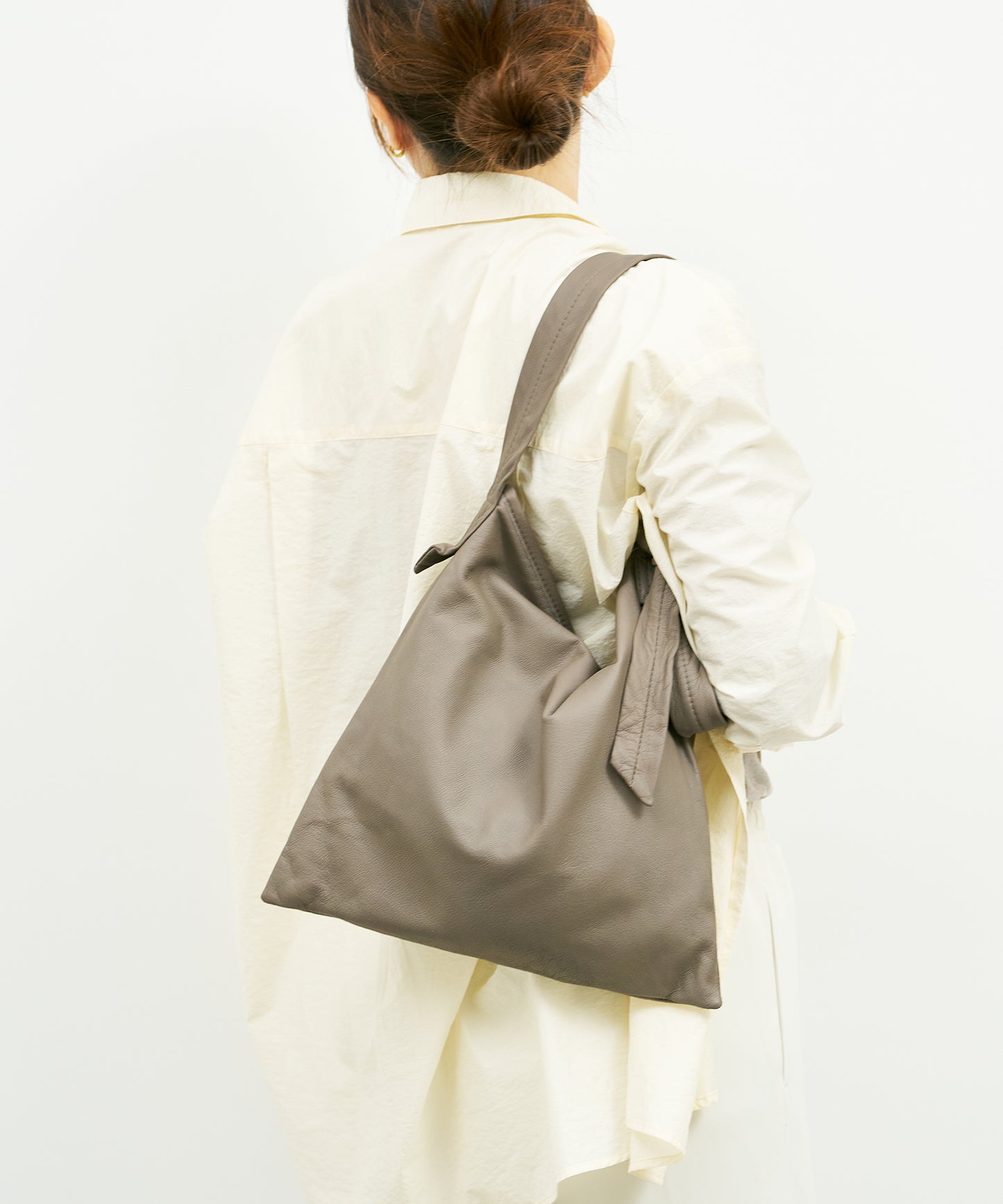 Zip square shoulder bag S - Greige / goatskin Bare