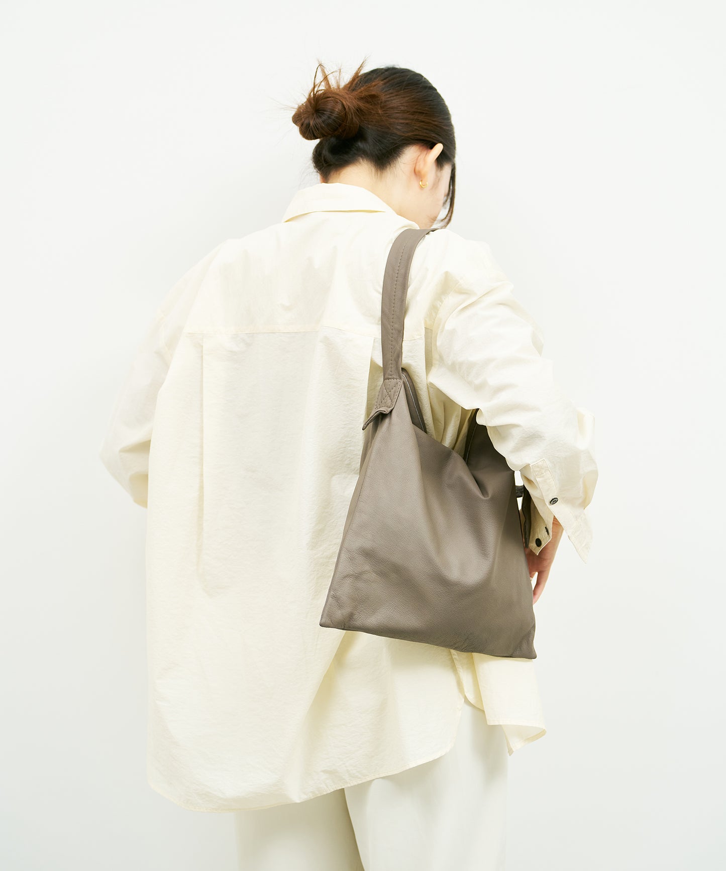 Zip square shoulder bag S - Greige / goatskin Bare