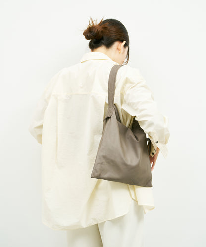 Zip square shoulder bag S - Greige / goatskin Bare