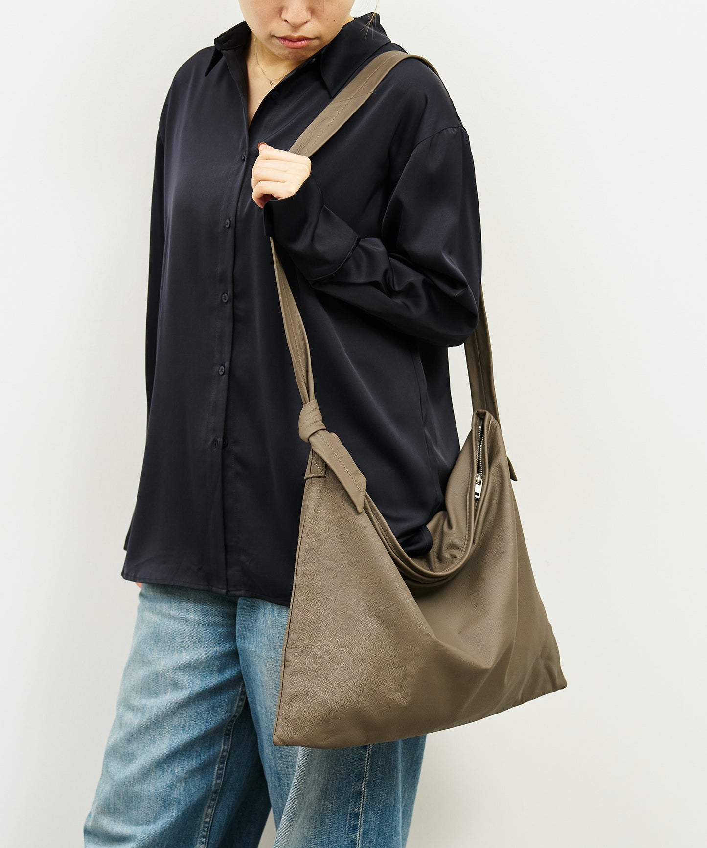 Zip square shoulder M - Greige / goatskin Bare