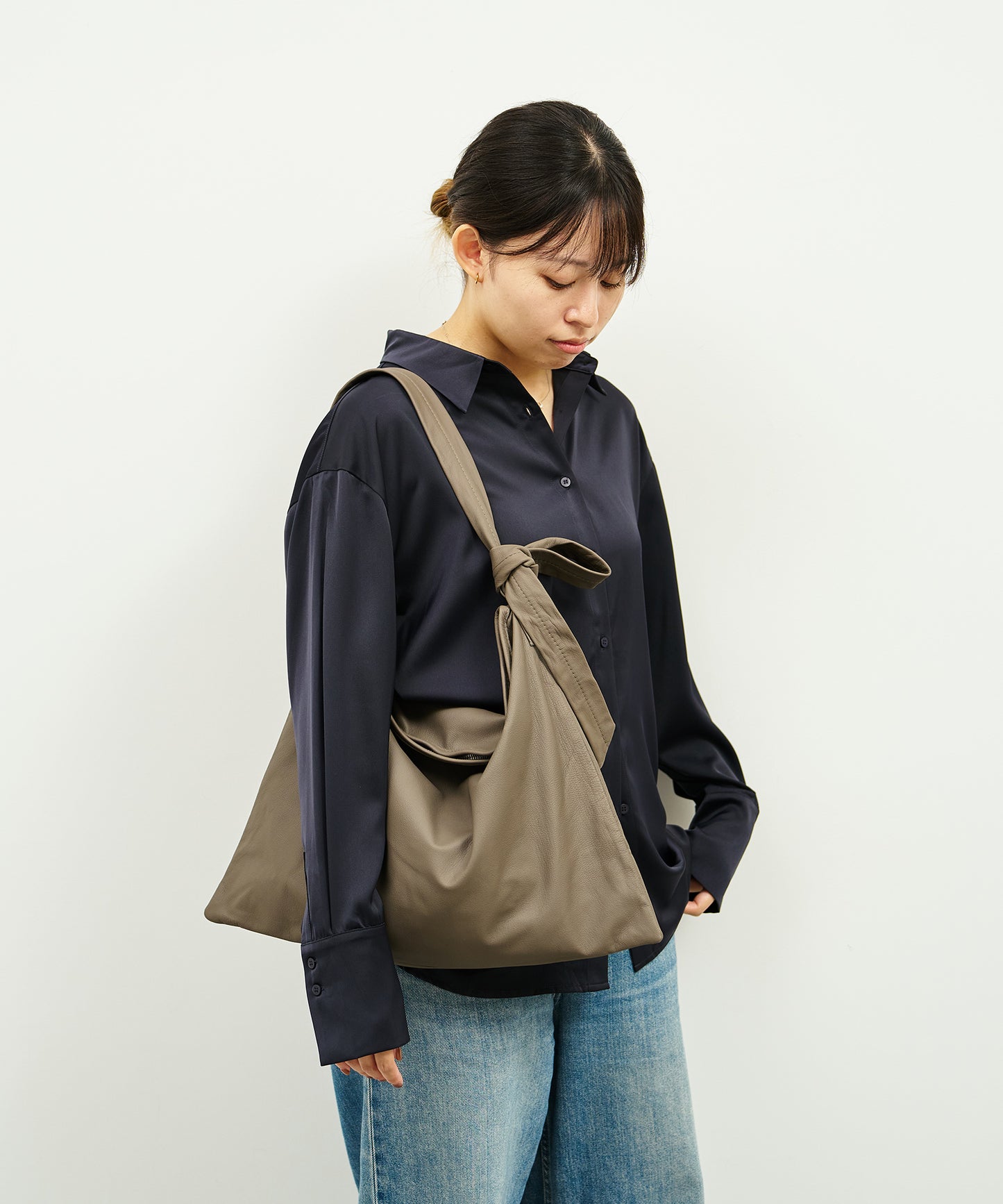 Zip square shoulder M - Greige / goatskin Bare