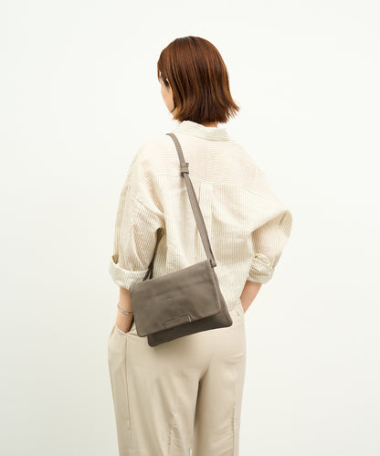 #11b / Clutch shoulder bag (greige) / goatskin "BARE"