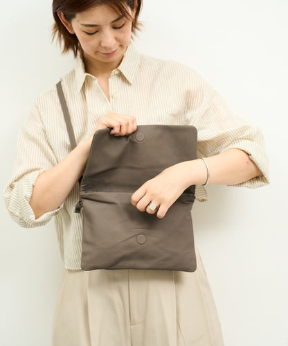 #11b / Clutch shoulder bag (greige) / goatskin "BARE"