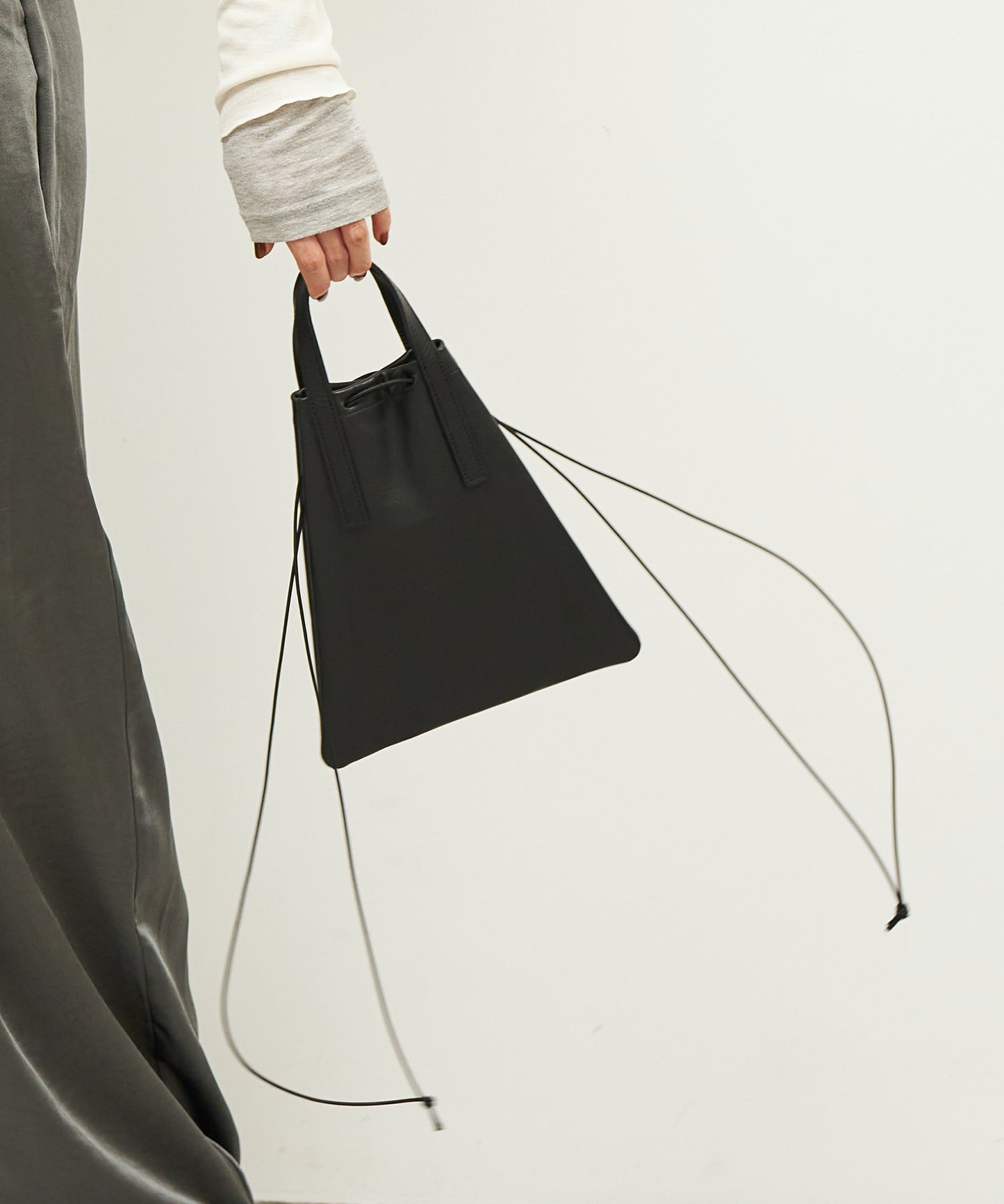Nes-tote (black) / goatskin "STILL"