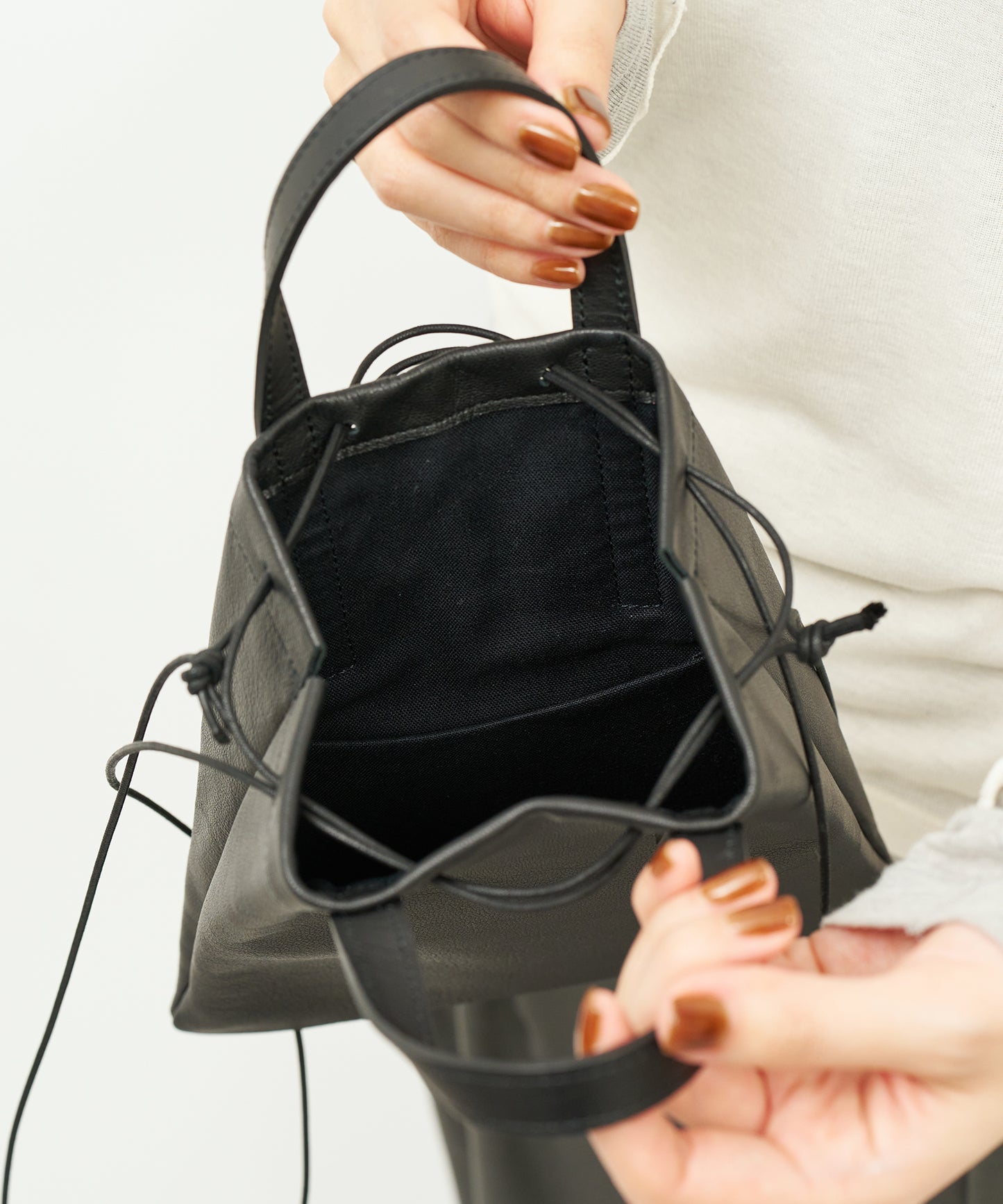 Nes-tote (black) / goatskin "STILL"