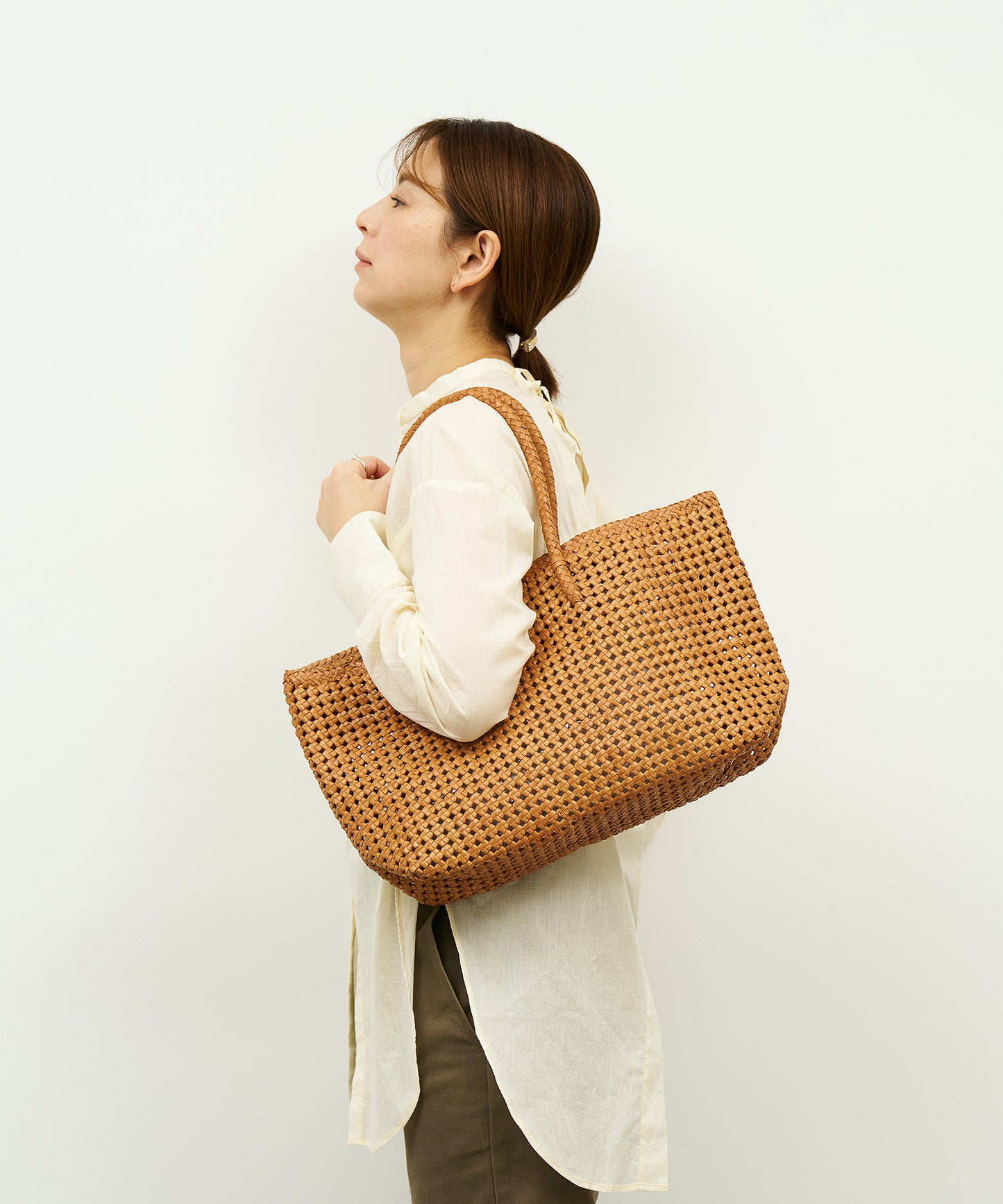 #16/ 籃子手提包 M（駝色）/ 山羊皮“GOAT MESH” 