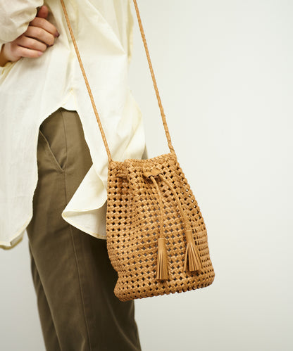 #16/ Tassel bottle shoulder (camel) / goatskin "GOAT MESH "