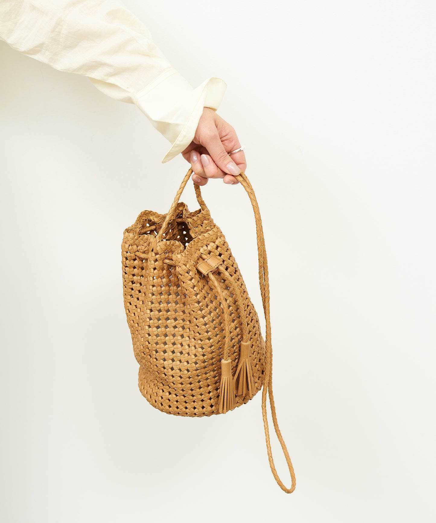 #16/ Tassel bottle shoulder (camel) / goatskin "GOAT MESH "