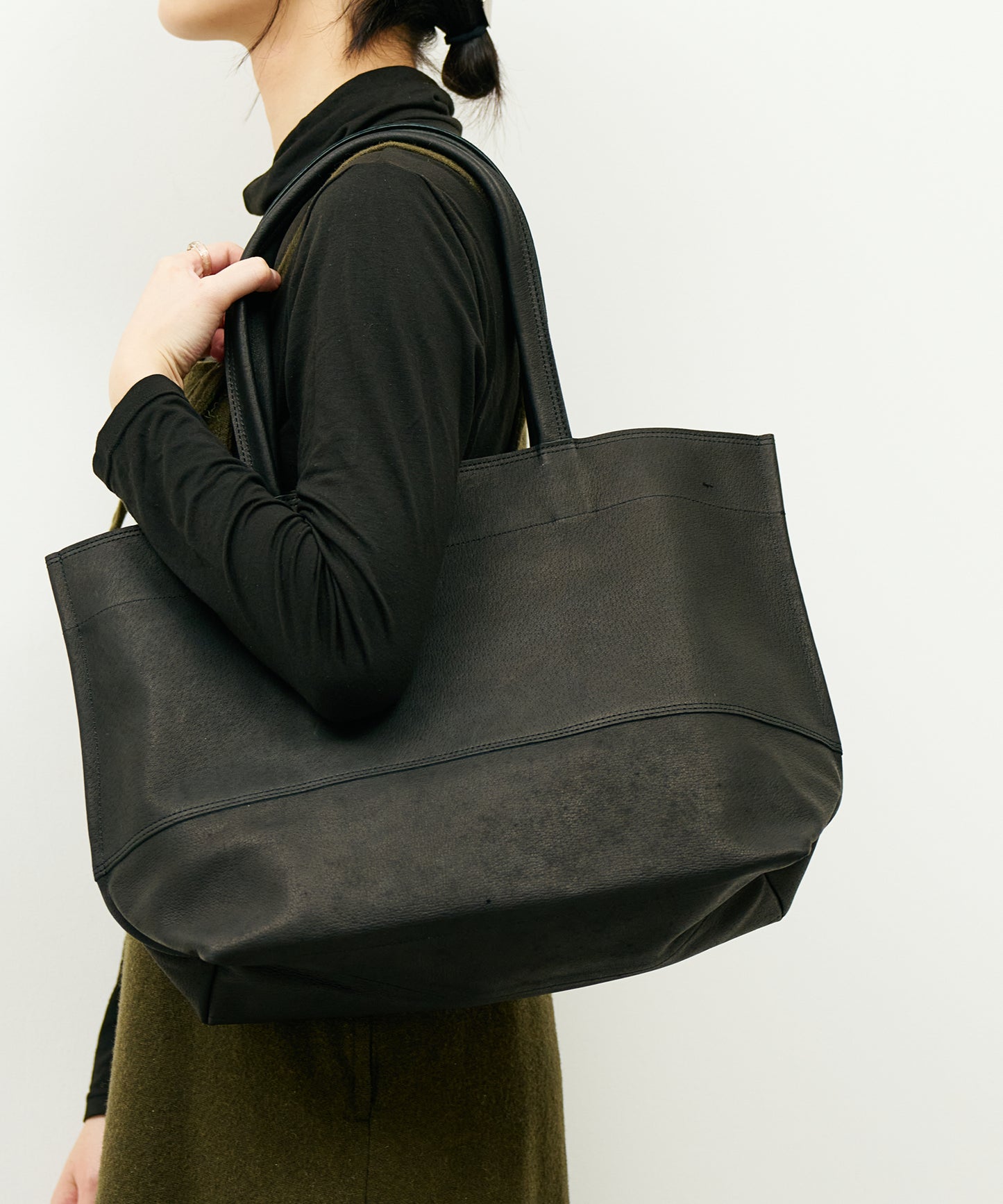 #30 / 宽版托特包 M / 猪皮“HALLIE”