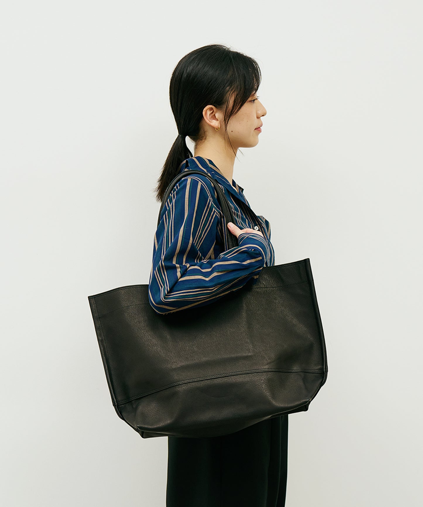 #30 / Wide tote L (black) / pigskin "HALLIE"