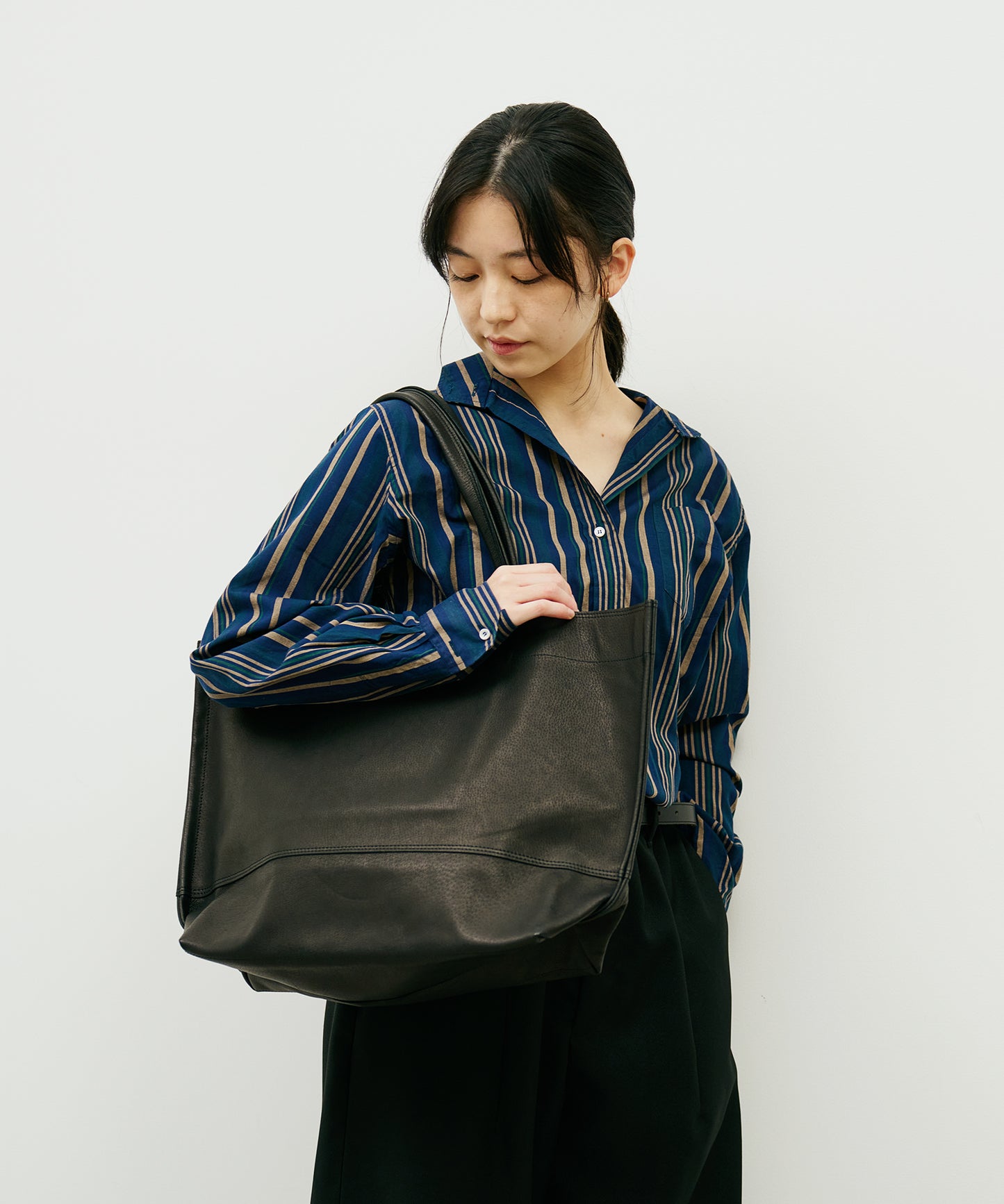 #30 / Wide tote L (black) / pigskin "HALLIE"