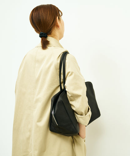 #30/ Square duffel bag M (black) / pigskin "HALLIE"