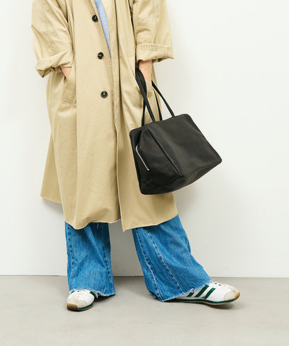 #30/ Square duffel bag M (black) / pigskin "HALLIE"