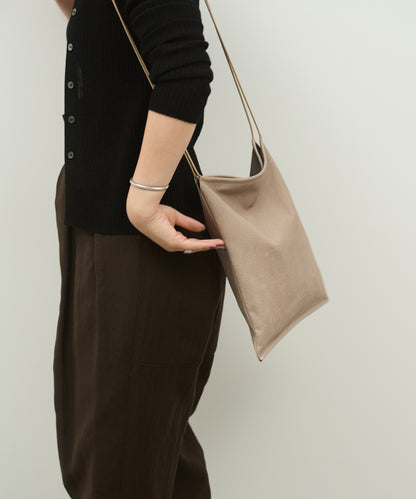 #30 / Flat Shoulder Bag / Pigskin "HALLIE"