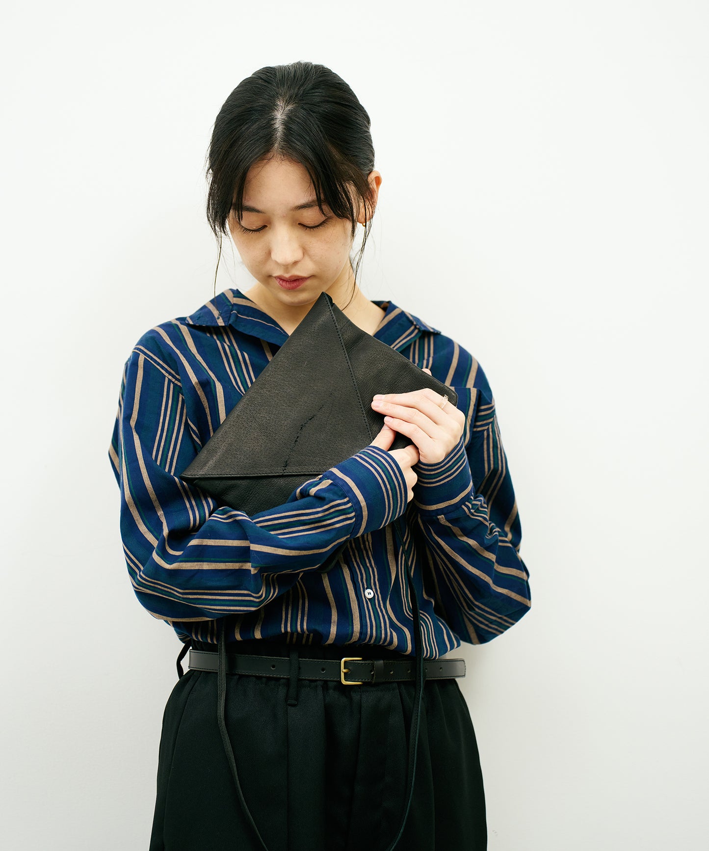 #30 / 三角翻盖（黑色）/ 猪皮“HALLIE”