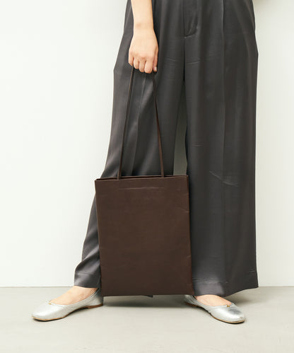 #45/ 旗帜手提袋（苦棕色）/ 牛皮“APERTO”