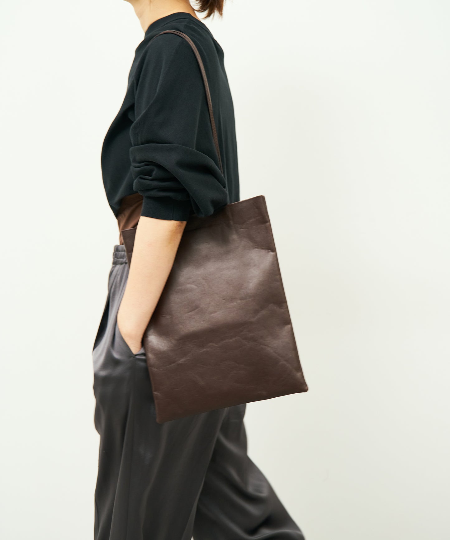 #45/ 旗帜手提袋（苦棕色）/ 牛皮“APERTO”