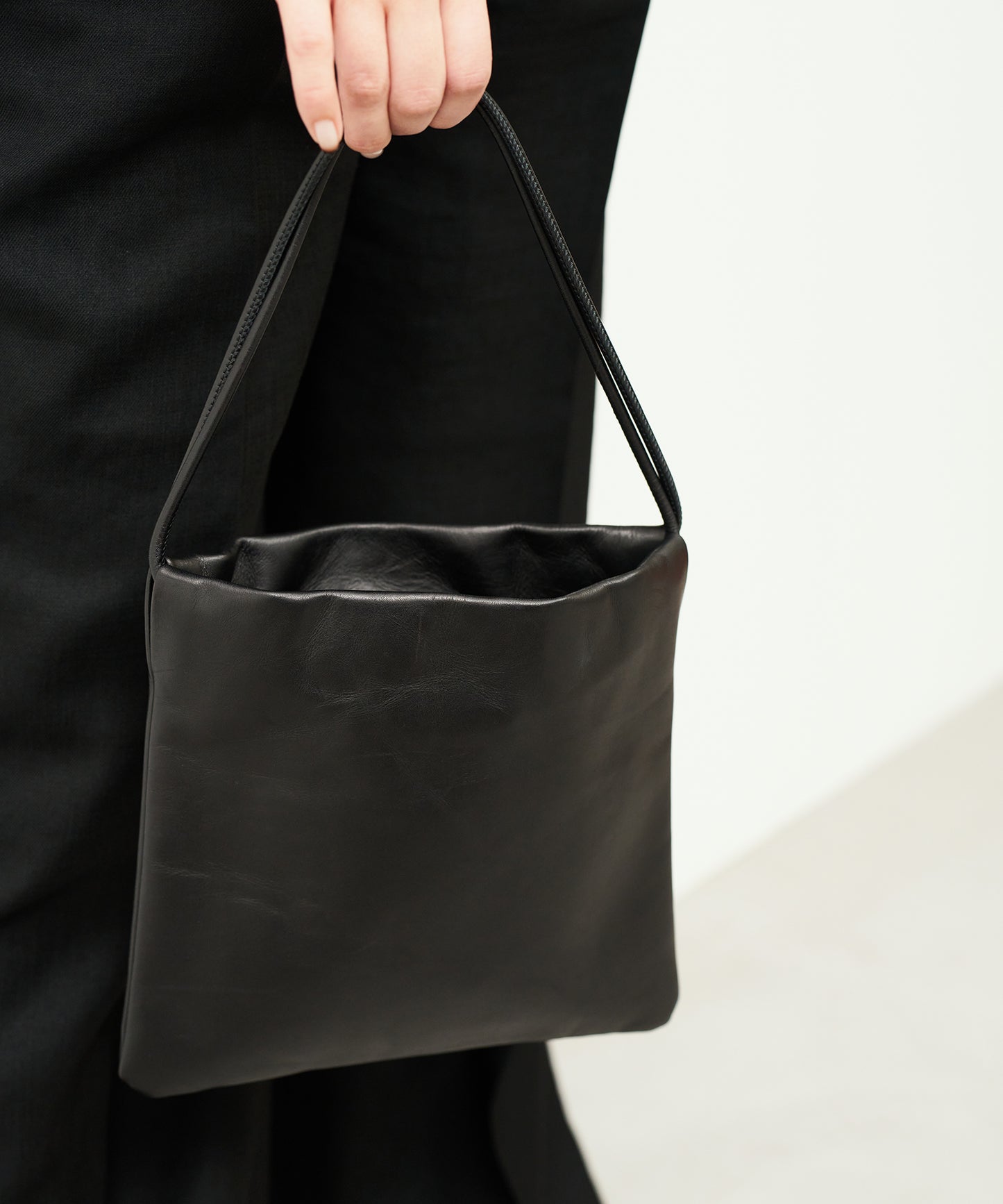 #45/ Float mini tote (黑色) / 牛皮 "APERTO" 