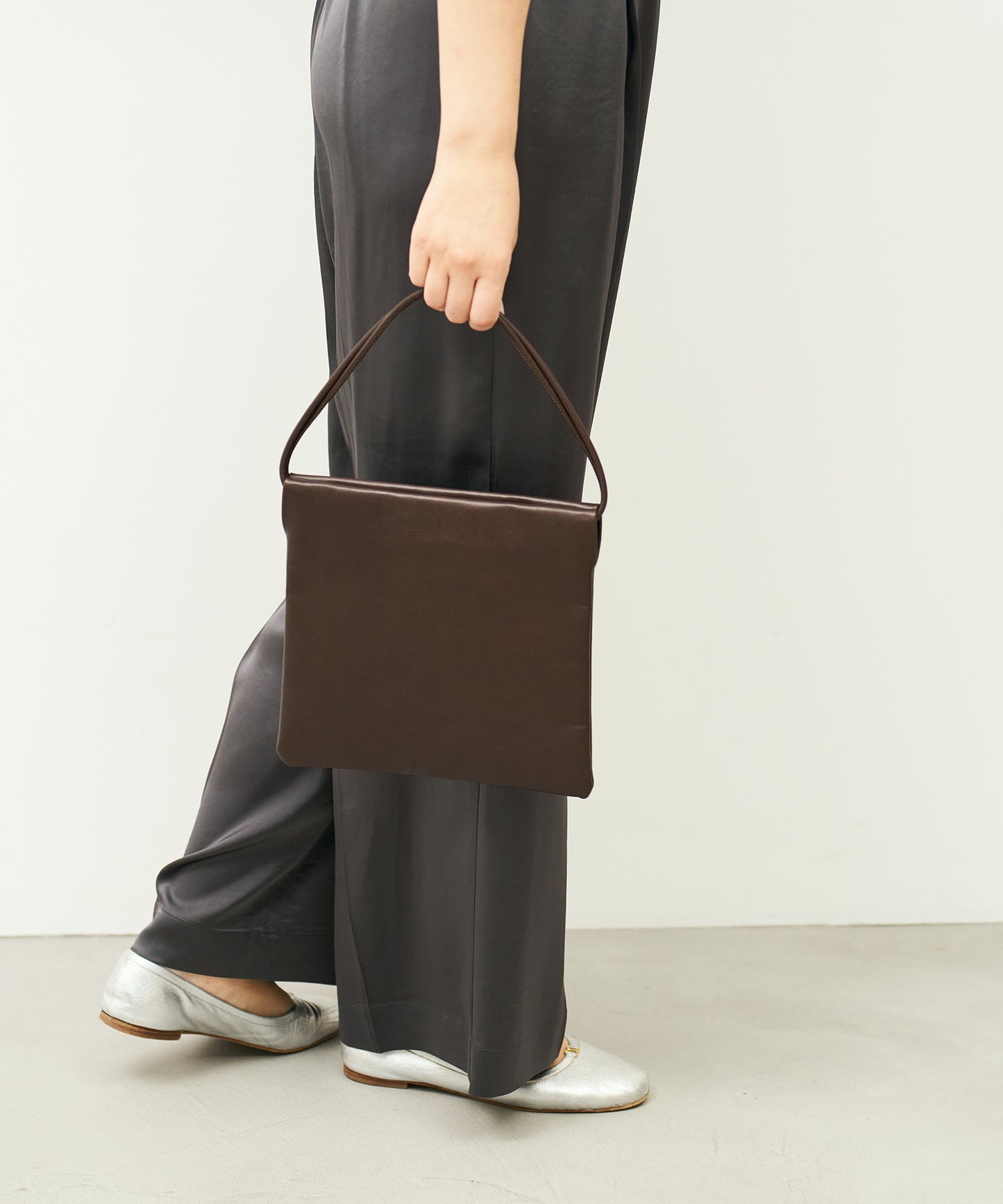 #45/ Float mini tote (苦棕) / 牛皮 "APERTO" 