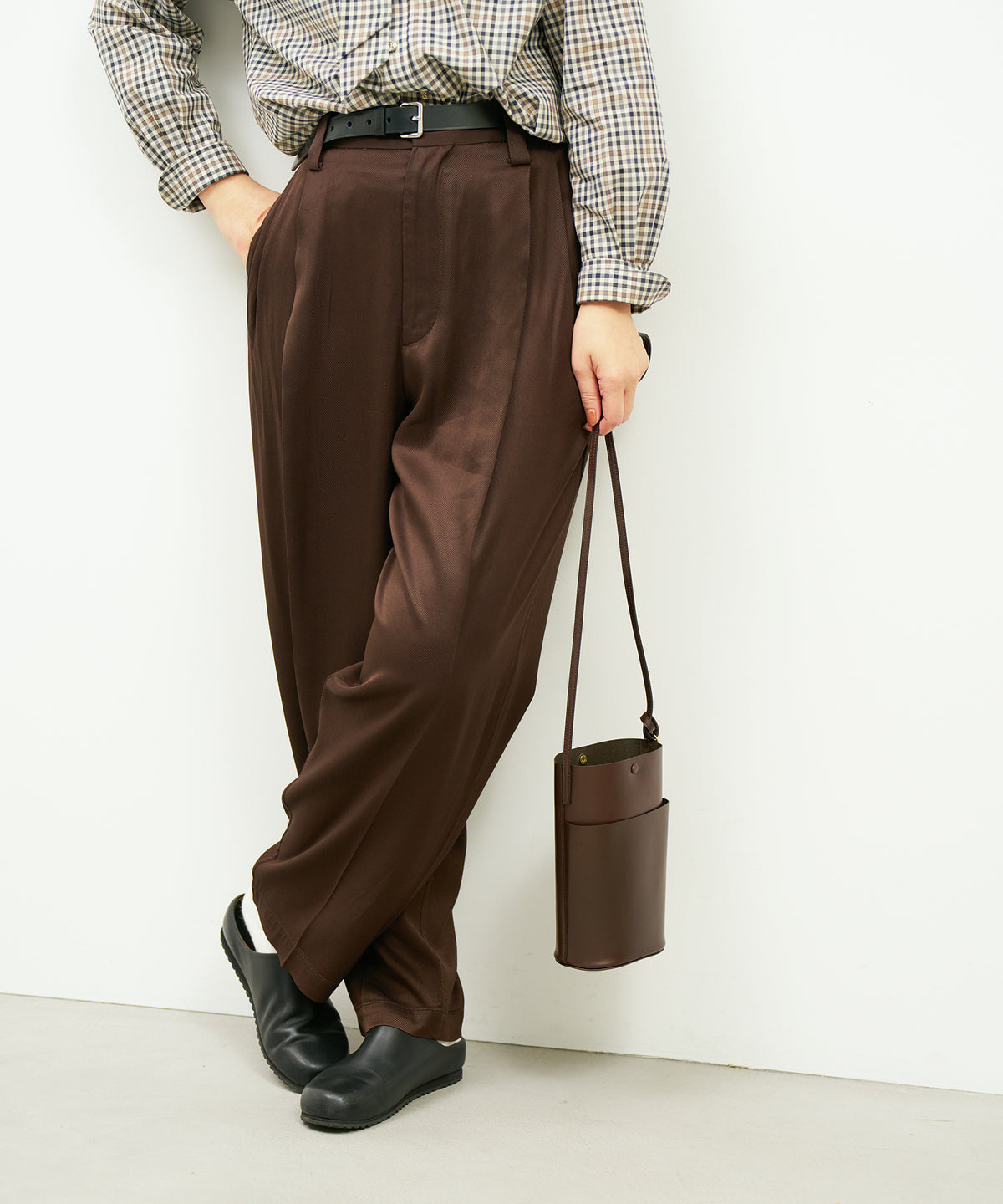 《Limited 5%》Sleek path XS - Bitter brown / cowhide Aperto