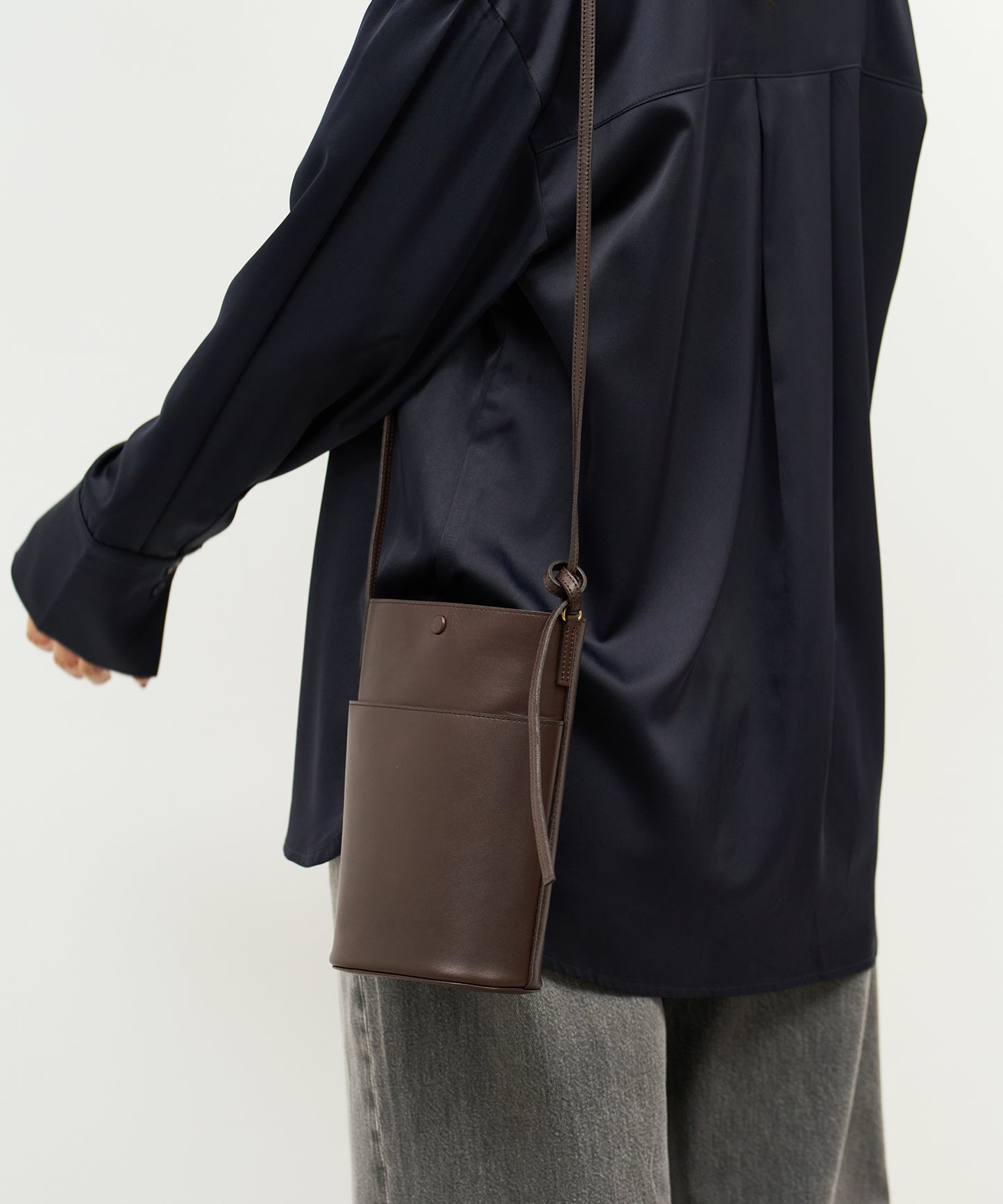 #45/ Sleek path XS（苦棕色）/ 牛皮“APERTO”