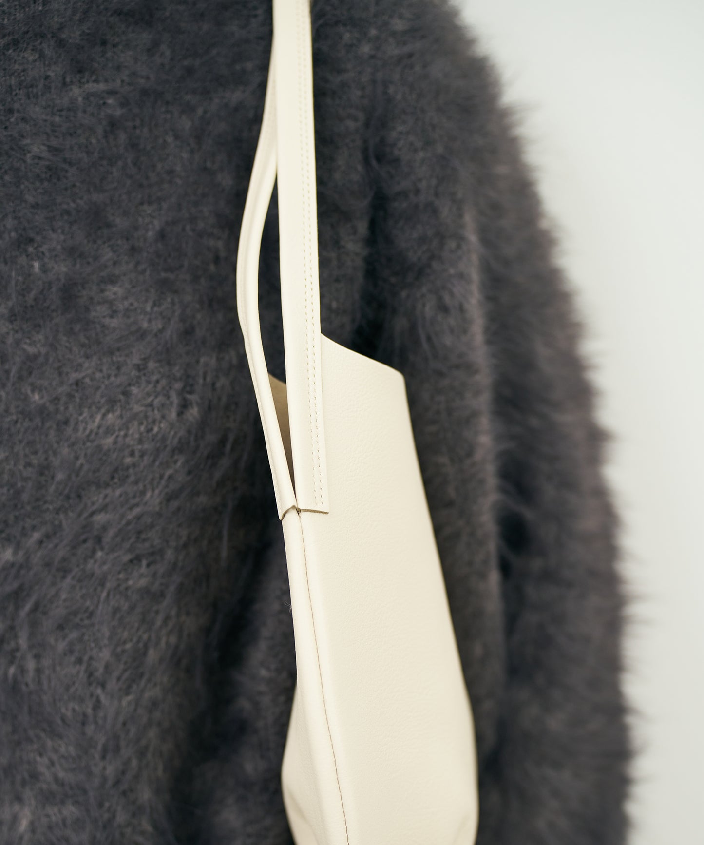 EOS / #52 / 圓形手提包 / 牛皮“VALENCIA”