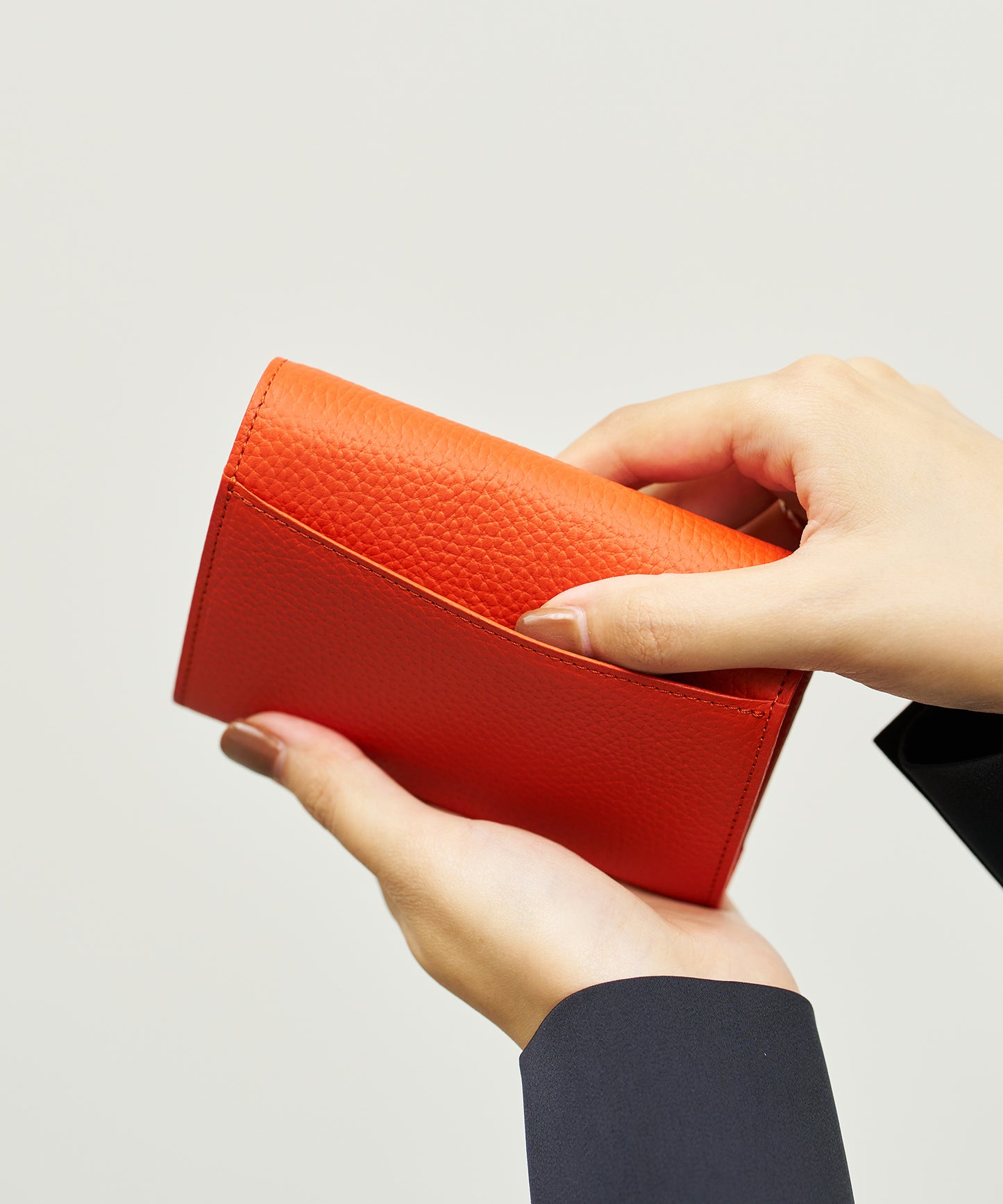 Postman wallet S - scarlet  / cowhide EN