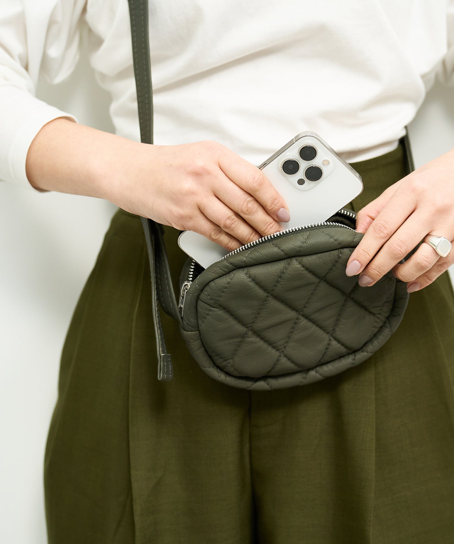 #11 / Grid Mini shoulder bag (olive) / goatskin "BARE"