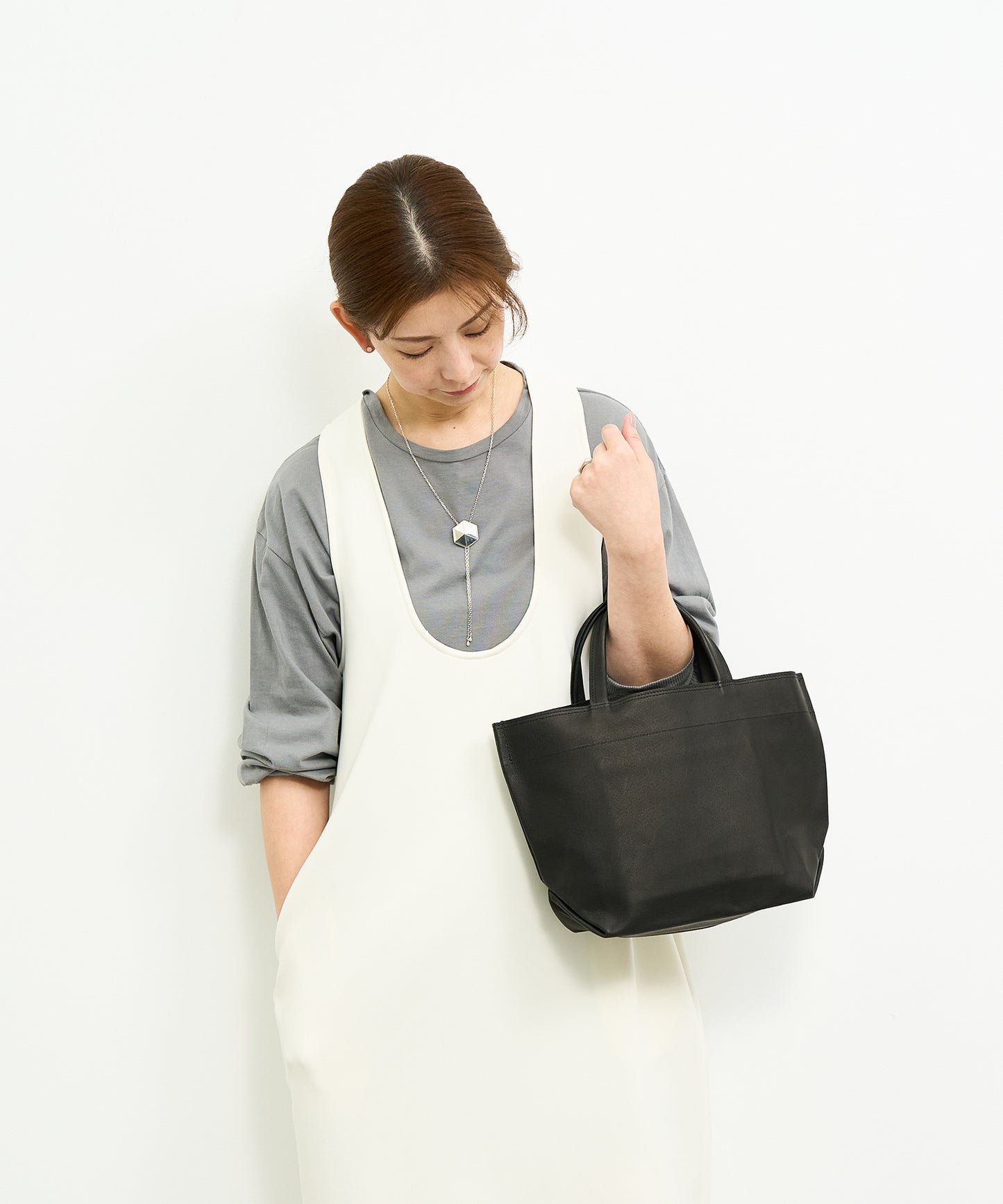 #30 / Lunch bag S (black) / pigskin "HALLIE"