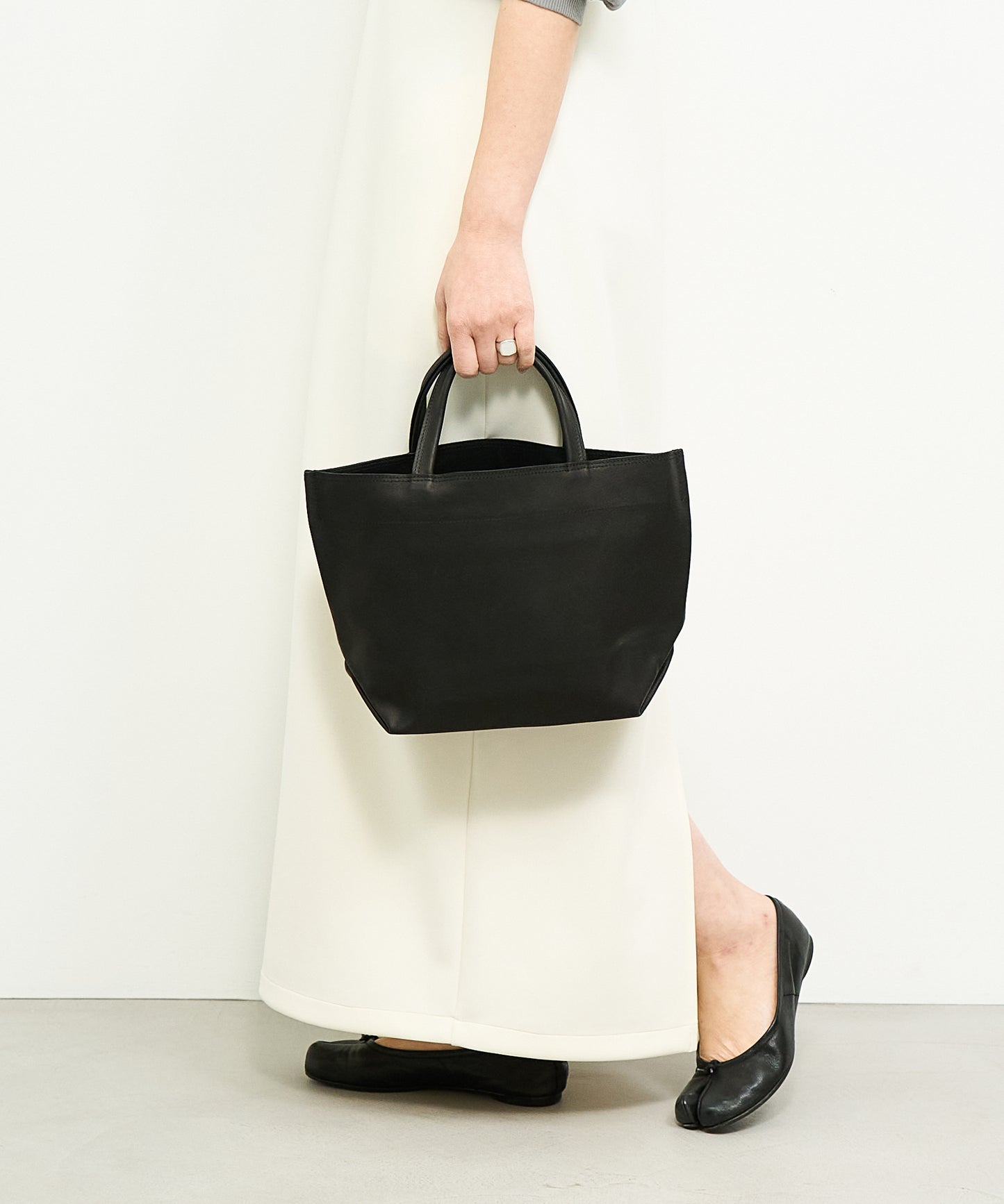 #30 / Lunch bag S (black) / pigskin "HALLIE"