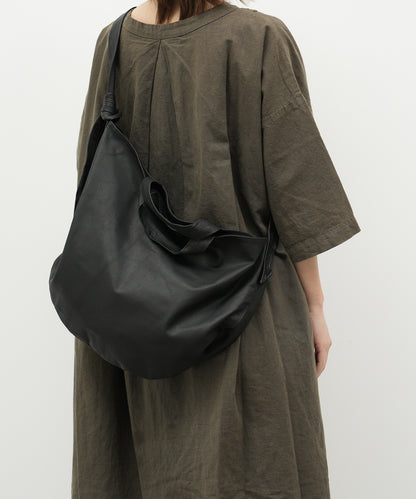 #11/ 圆形单肩包（黑色）/ 山羊皮“BARE”