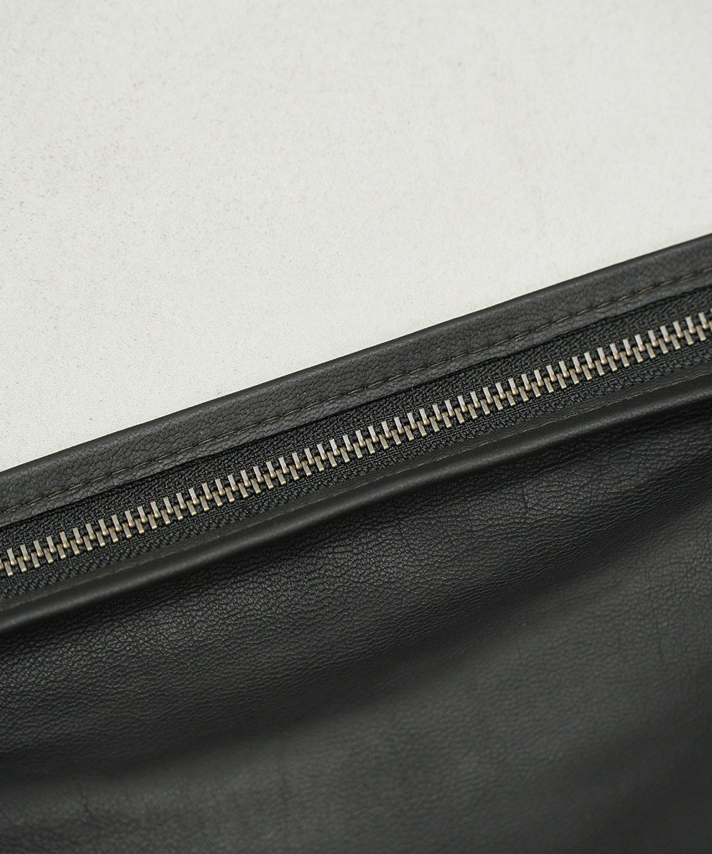 Square shoulder bag（black） /top-zipper / goatskin "BARE"